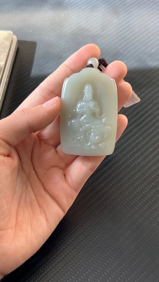 吊坠(赠链)未镶嵌和田玉扶*且末微色差近矿 吊坠 s