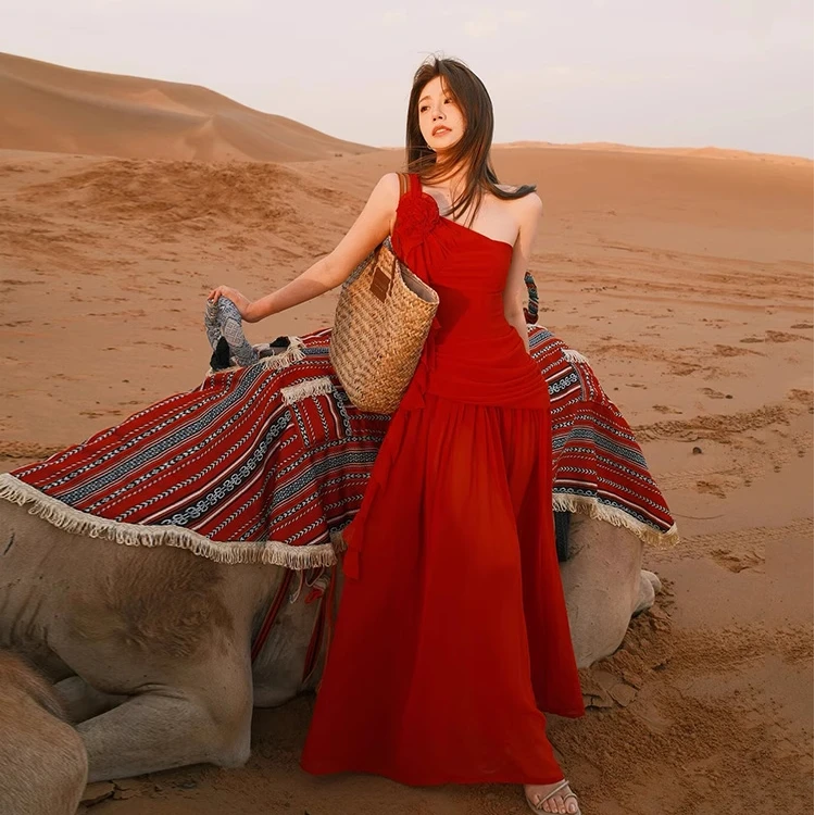 法式辣妹纯欲花朵斜肩红色连衣裙女西北敦煌沙漠旅游穿搭度假长裙