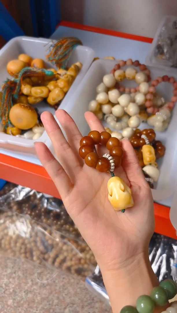 吊坠菩提根/象牙果栗子手捻带大黄色兔
