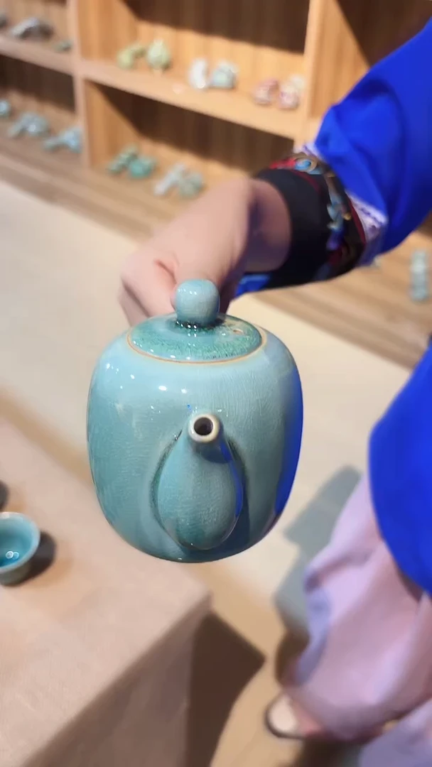 禄麒牙舟陶（玉春壶）