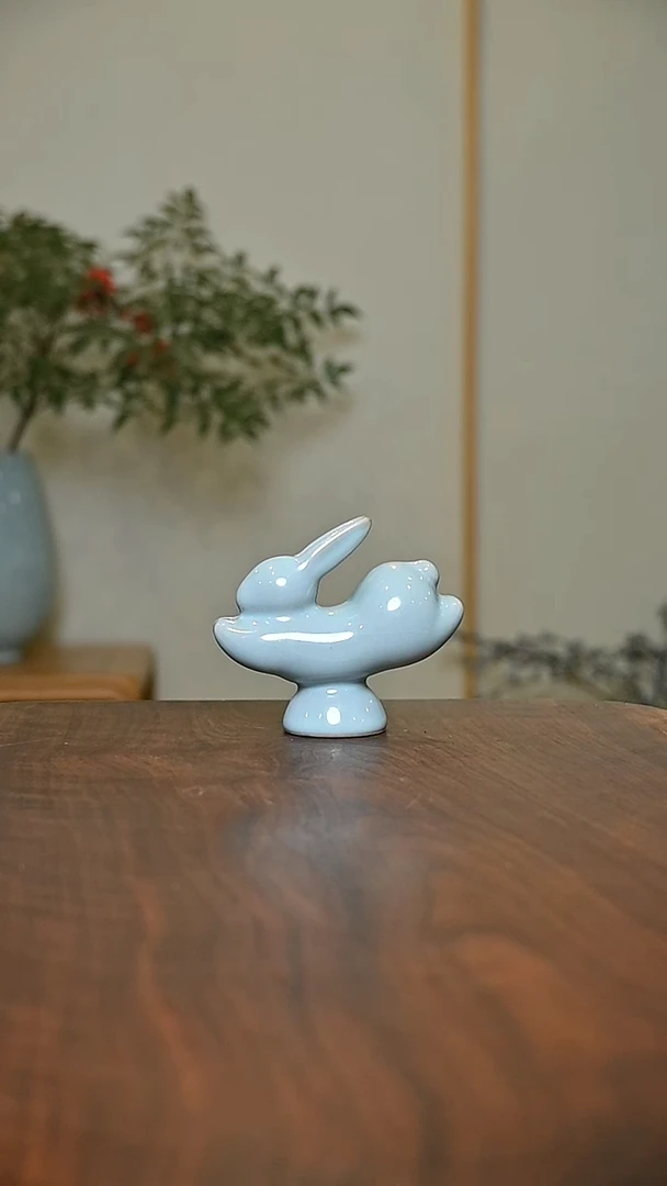 兔 天青 微瑕 无款