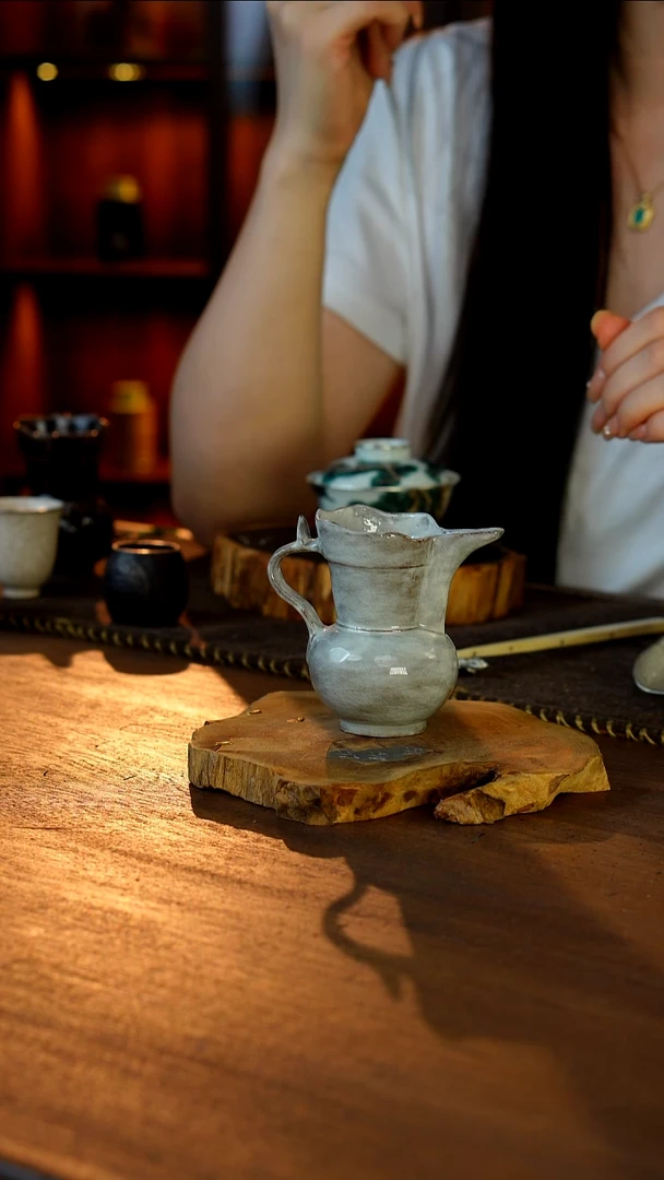 白灰色小公道杯....