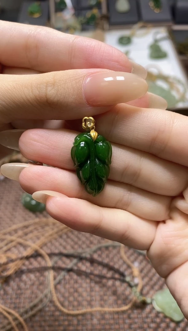 颈饰18K金镶嵌和田玉用****0天然和田玉碧玉叶子