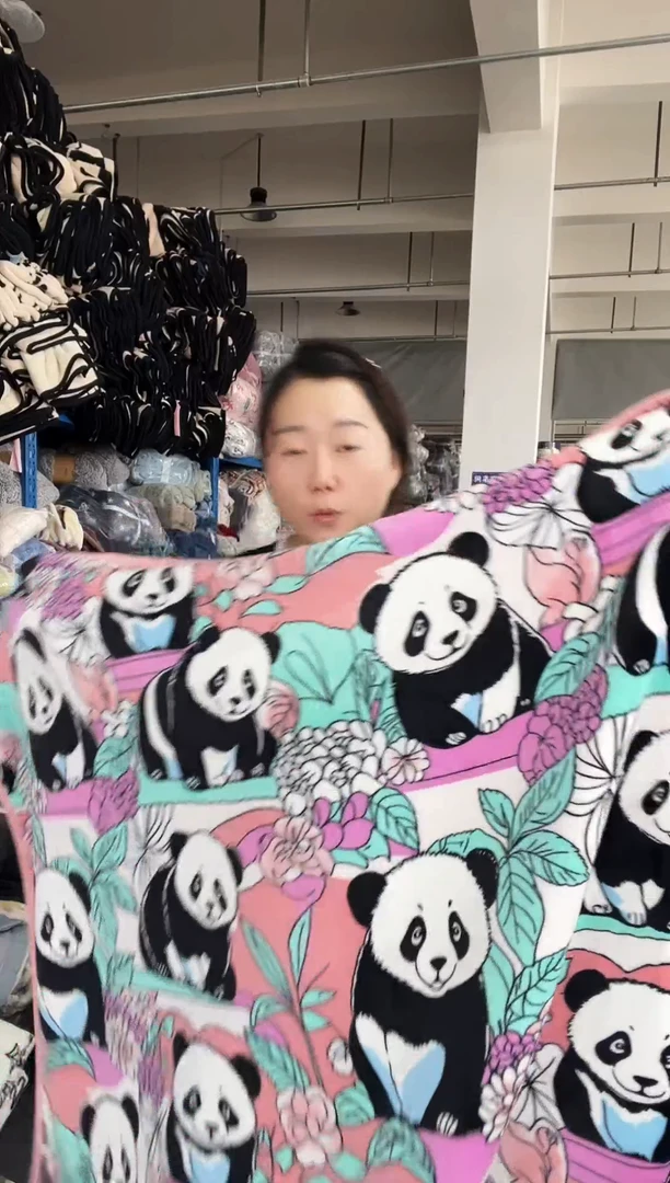 混纺主播手上展示的产品