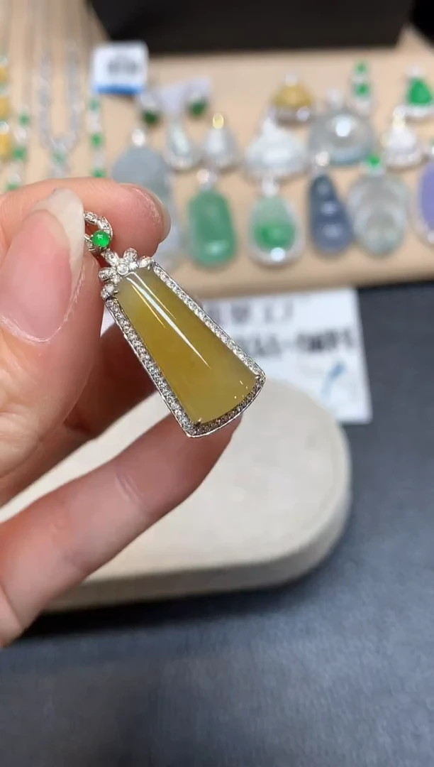 颈饰18K金镶嵌翡翠无事柱【无服务费