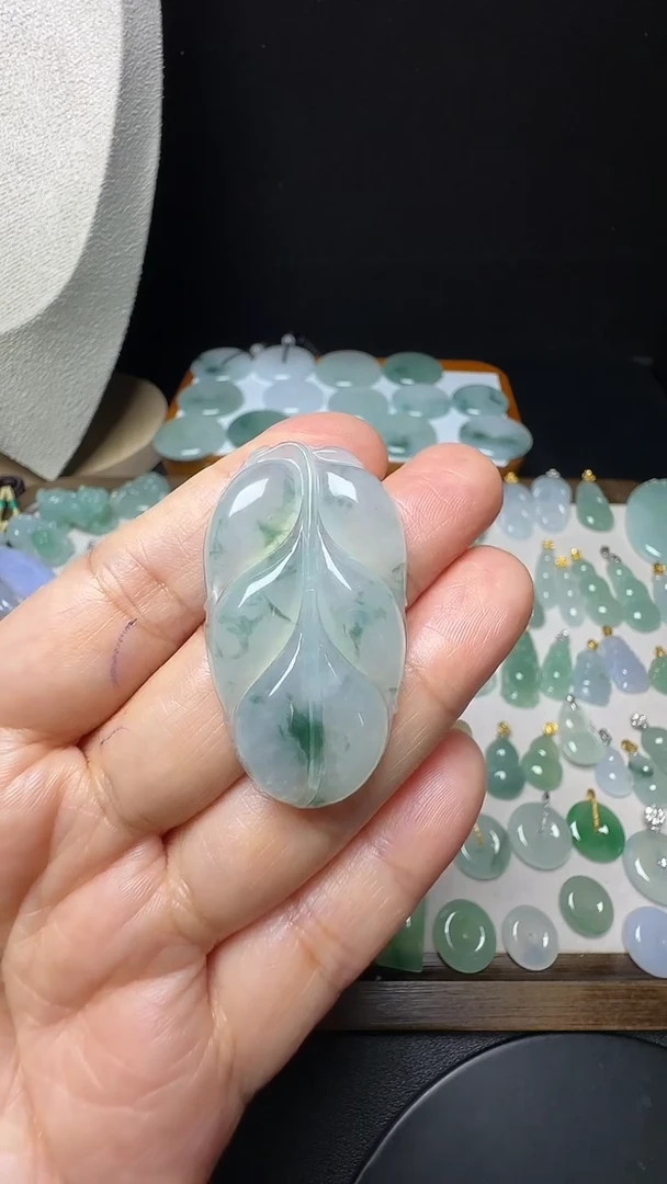 吊坠(不含链)未镶嵌翡翠飘花树叶尺寸43.1*24.4*5.8mm