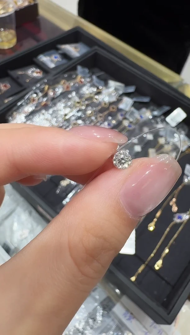 18K金镶嵌套链钻石30分人鱼泪项链