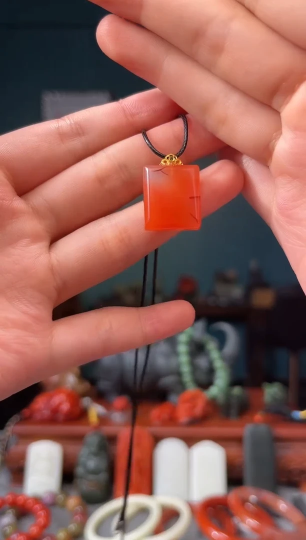 南红玛瑙18K金镶嵌颈饰吊坠