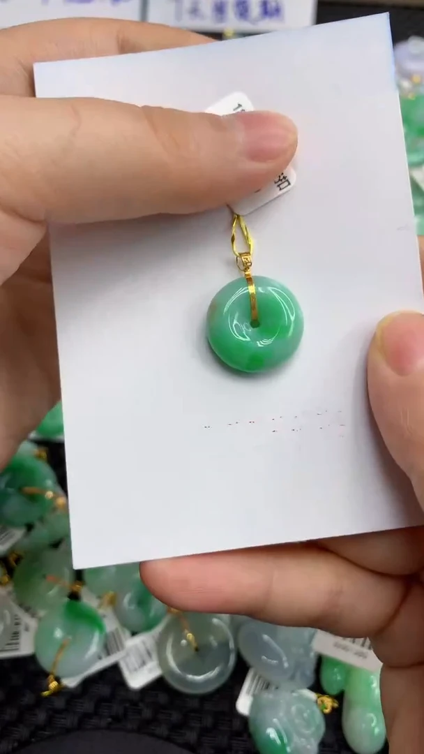 翡翠18K金镶嵌颈饰111111111