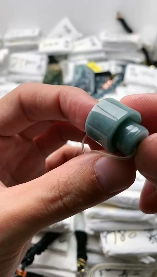 翡翠未镶嵌颈饰路路通