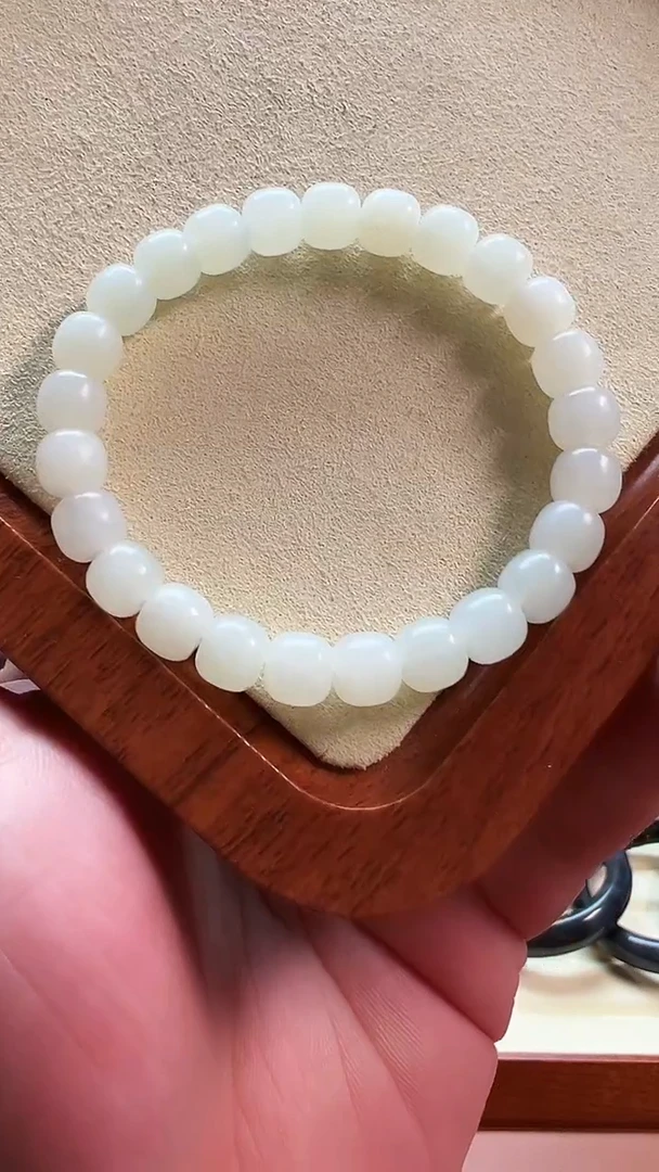 手串未镶嵌和田玉8mm黑山白玉老型单圈手串