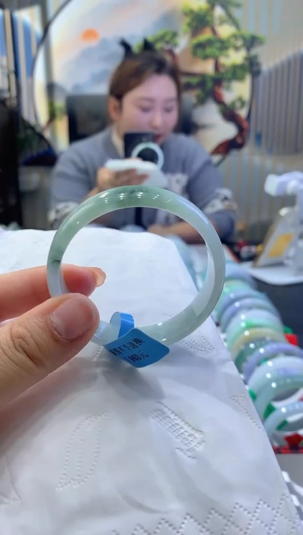 【闪购商品】翡翠手镯未镶嵌多人03840
