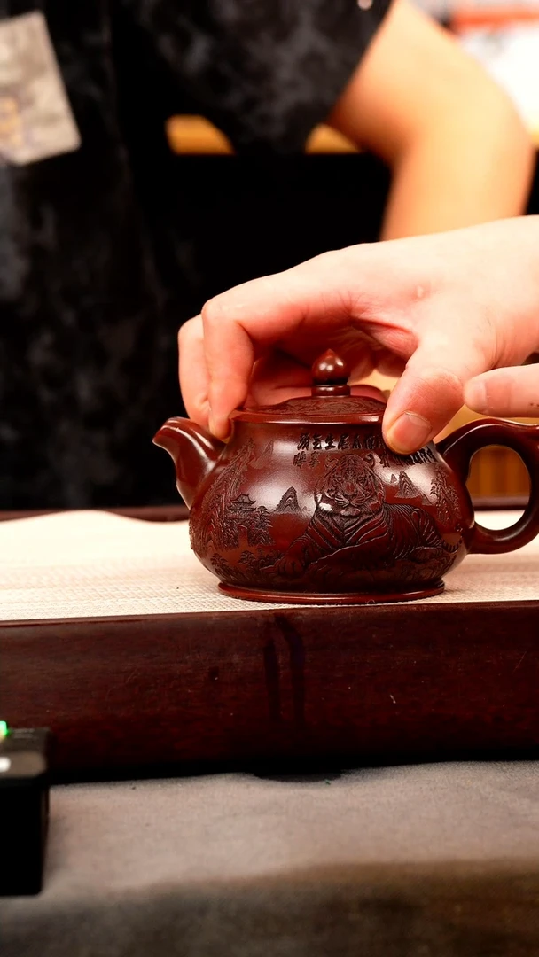 茶壶紫砂铁皮石红 佛莲 刻虎