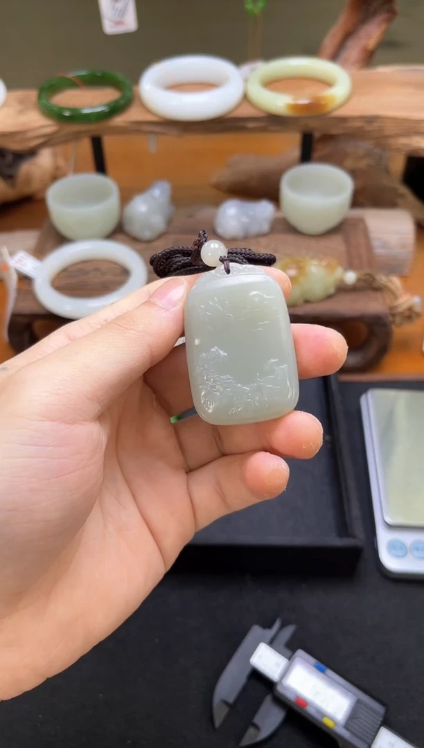 吊坠(不含链)未镶嵌和田玉且末青白 山水牌 46