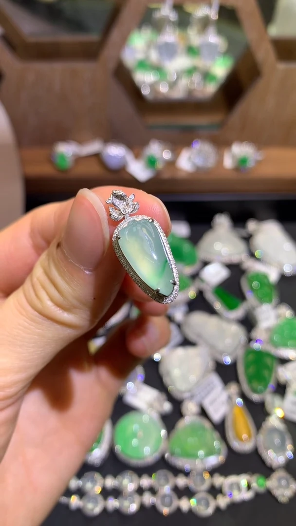 【闪购商品】翡翠吊坠(不含链)18K金镶嵌吊坠