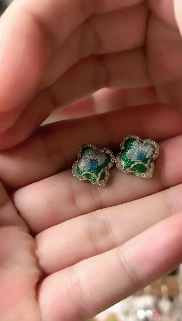 素****丹彩云南阁非遗老绣苗银饰品745