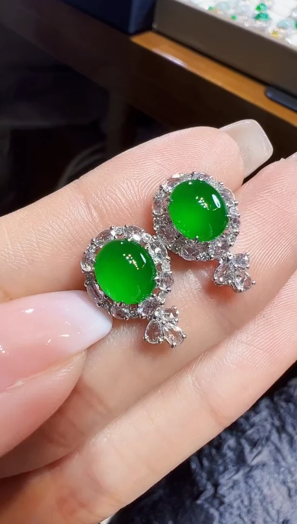 18K金镶嵌翡翠耳饰蛋面