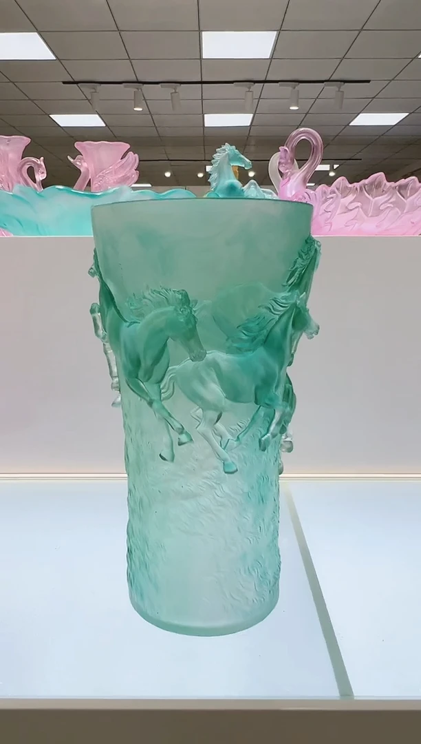 手工艺品琉璃气***娘古法琉璃八骏图花瓶