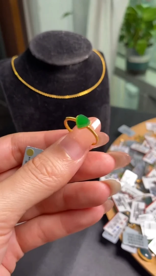 18K金镶嵌戒指翡翠戒指（默认14圈口收到联系客服改）