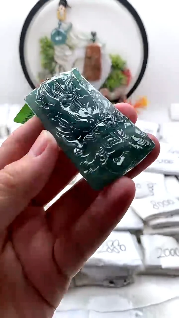 颈饰未镶嵌翡翠龙牌