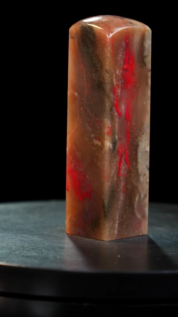 鸡血石牛角冻鸡血石