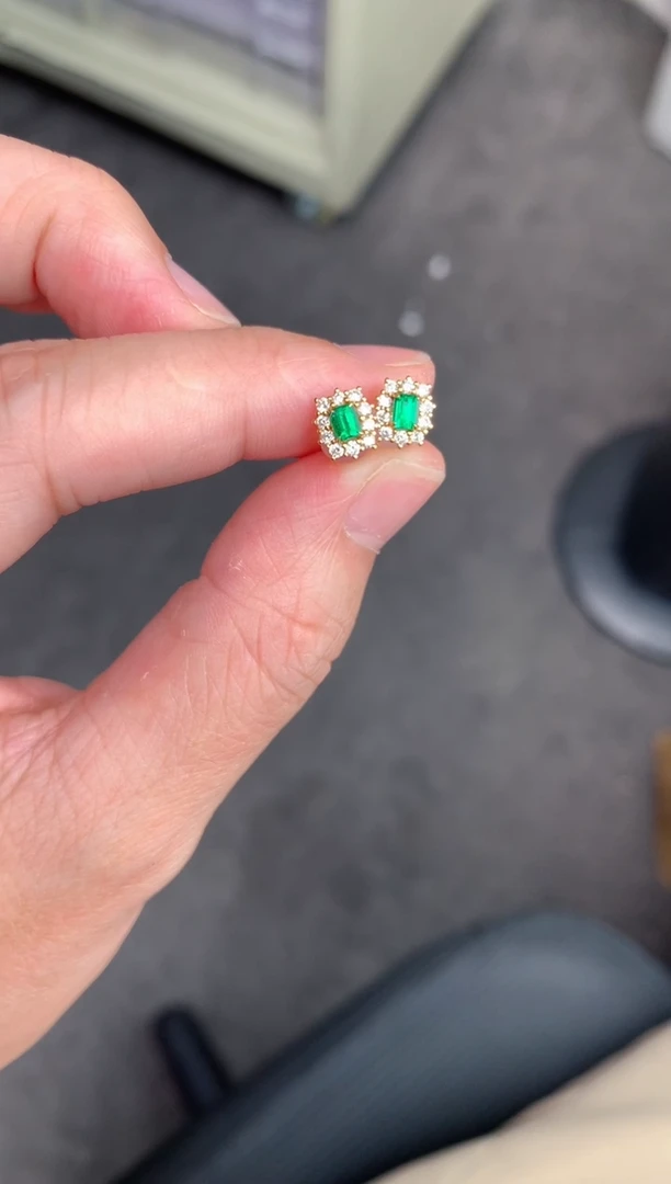 【闪购商品】祖母绿耳钉18K金镶嵌27分祖母绿耳钉