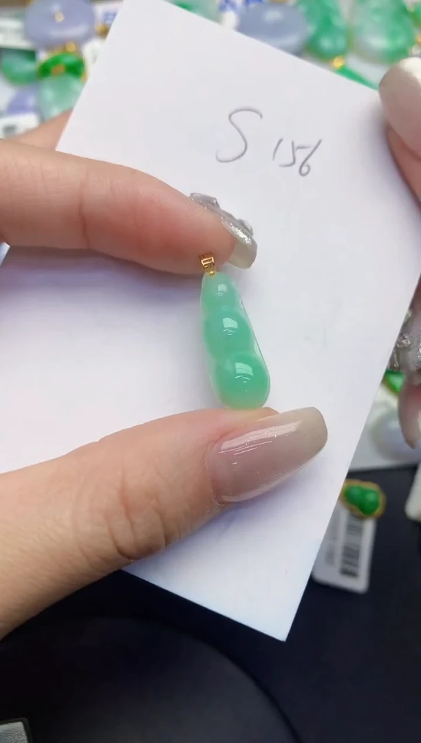 翡翠18K金镶嵌颈饰缅甸天然翡翠A货