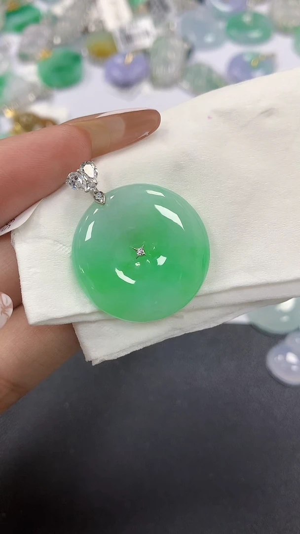 颈饰18K金镶嵌翡翠a货假一赔三支持复检百元上9元证书费自理