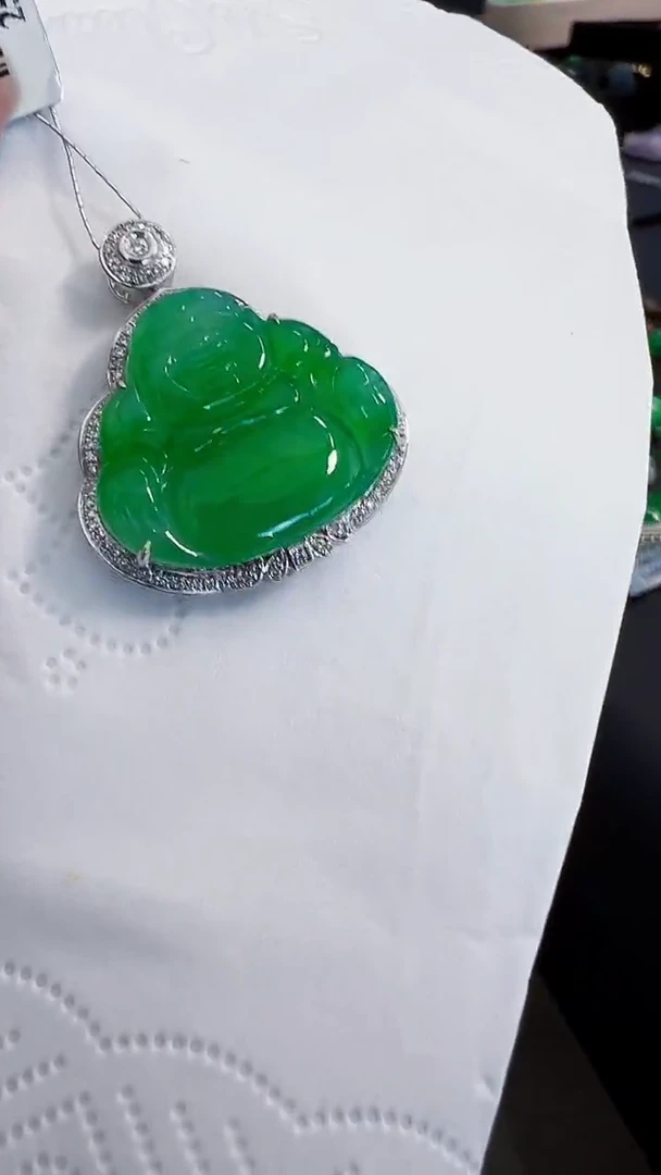 颈饰18K金镶嵌翡翠佛