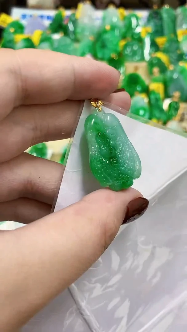 翡翠18K金镶嵌颈饰挂件