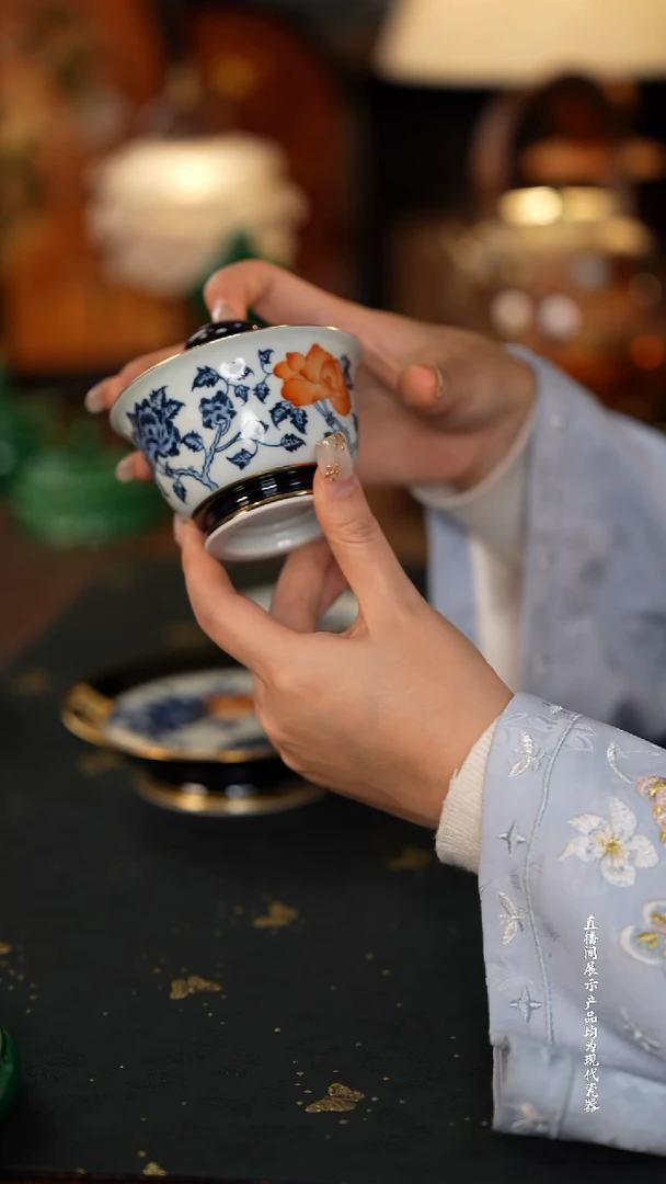 一如山房黑金描金斗彩矾红（月季花）盖碗