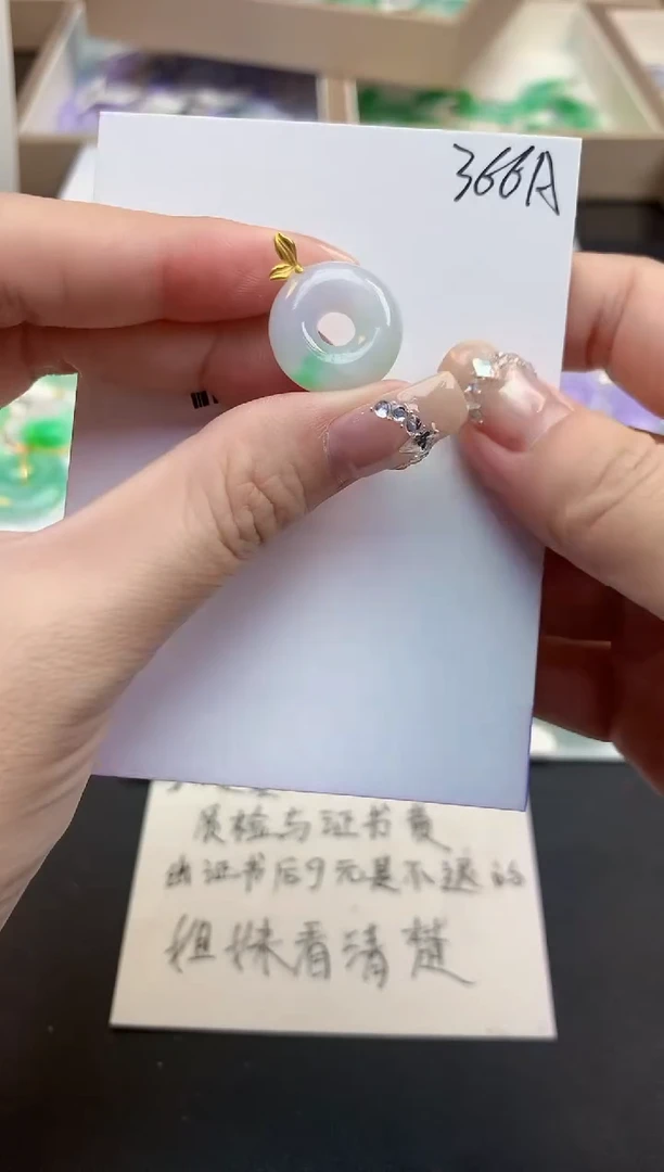 颈饰18K金镶嵌翡翠天然缅甸a货翡翠