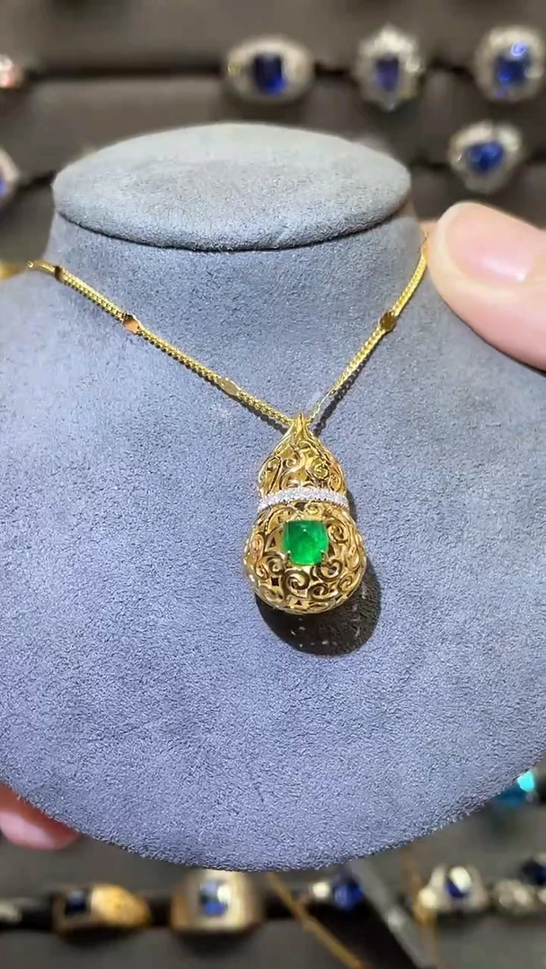 18K金镶嵌吊坠(不含链)祖母绿斯瓦特0.66ct