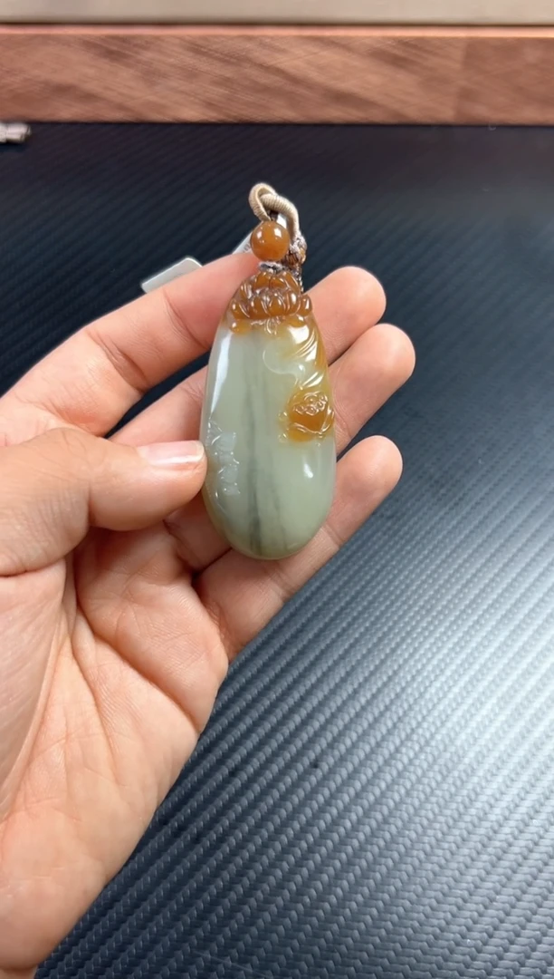 吊坠(赠链)未镶嵌和田玉若羌微色差