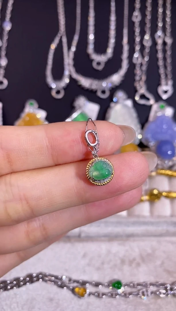 颈饰18K金镶嵌翡翠吊坠