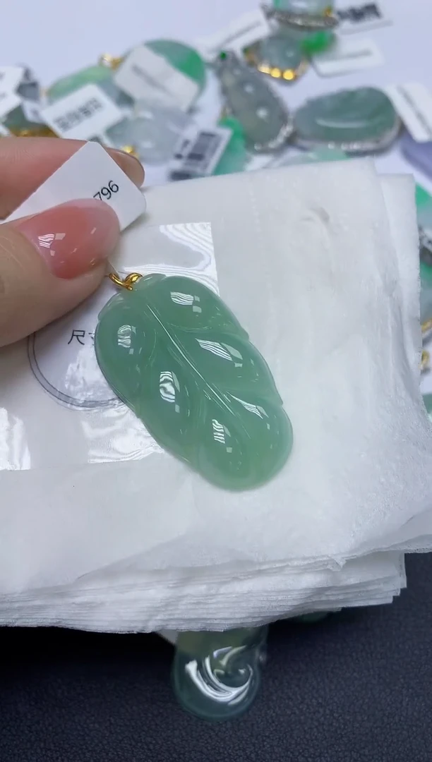 颈饰18K金镶嵌翡翠天然缅甸翡翠A货多样性发一件