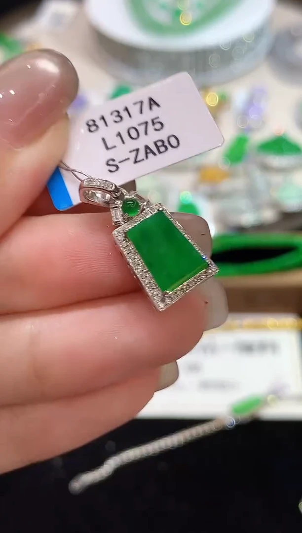 18K金镶嵌翡翠L1075多 样性发其一