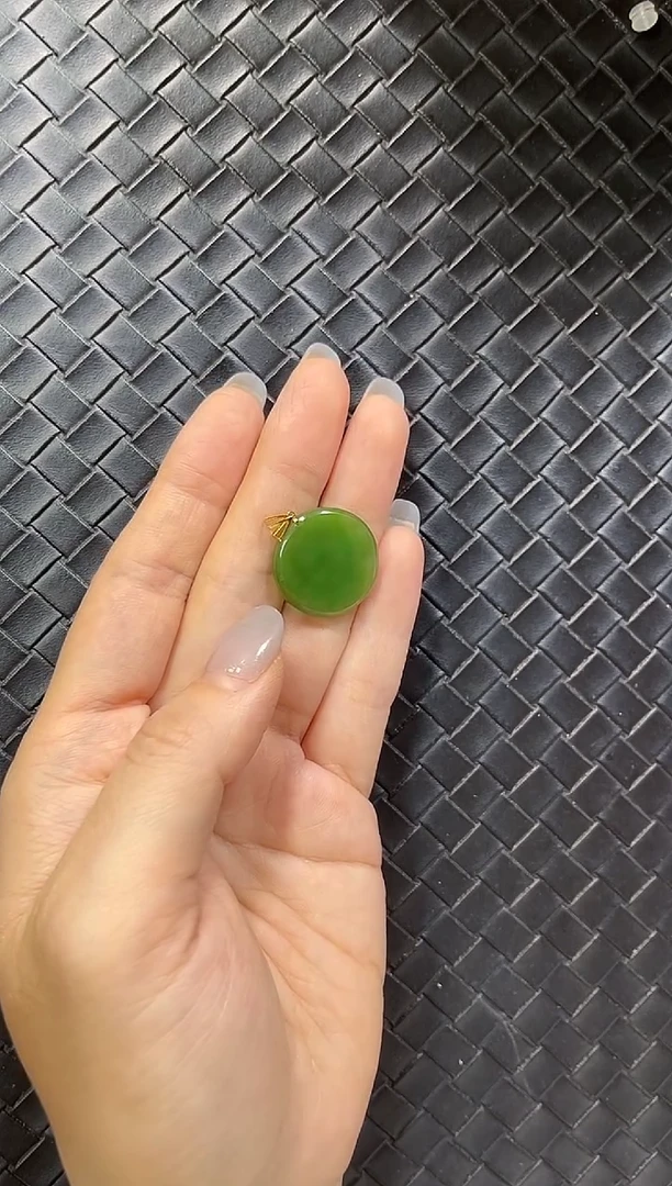 颈饰18K金镶嵌和田玉（碧玉）小圆牌吊坠多样性发一