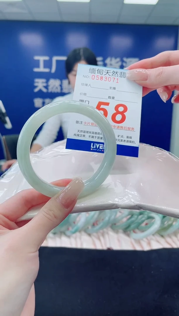 未镶嵌手镯翡翠天然翡翠手镯