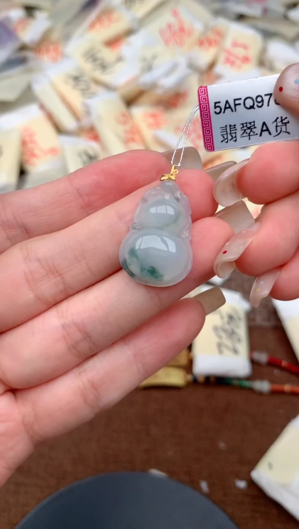 18K金镶嵌挂件翡翠一