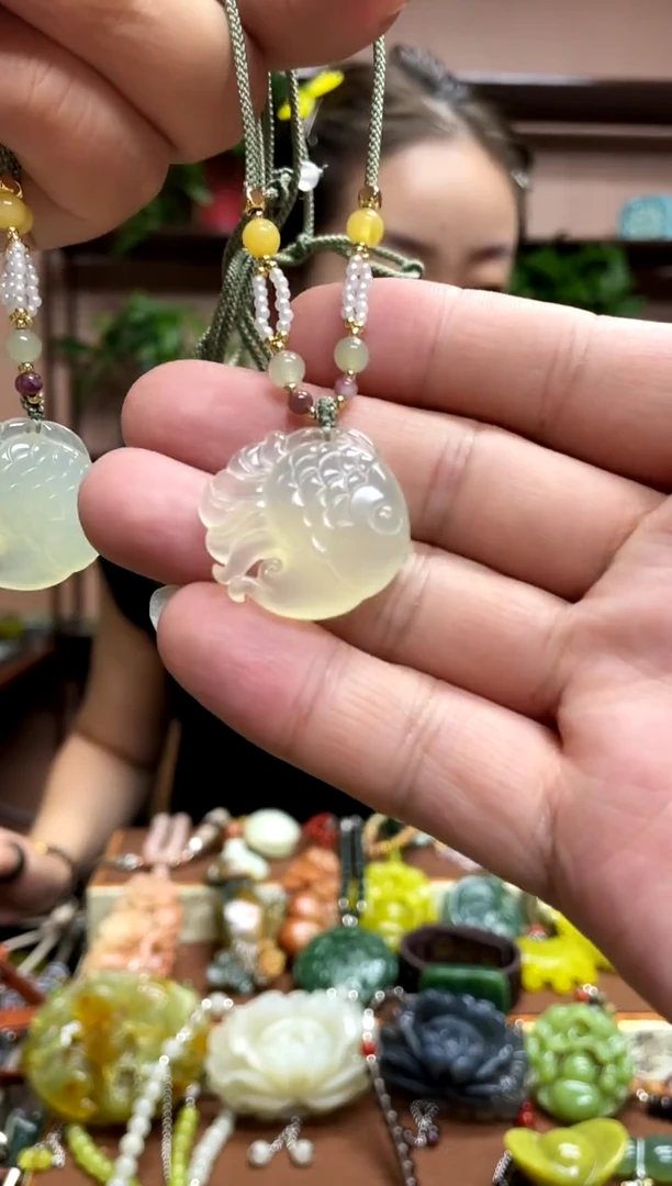 未镶嵌岫玉吊坠多样性发货发其中之一