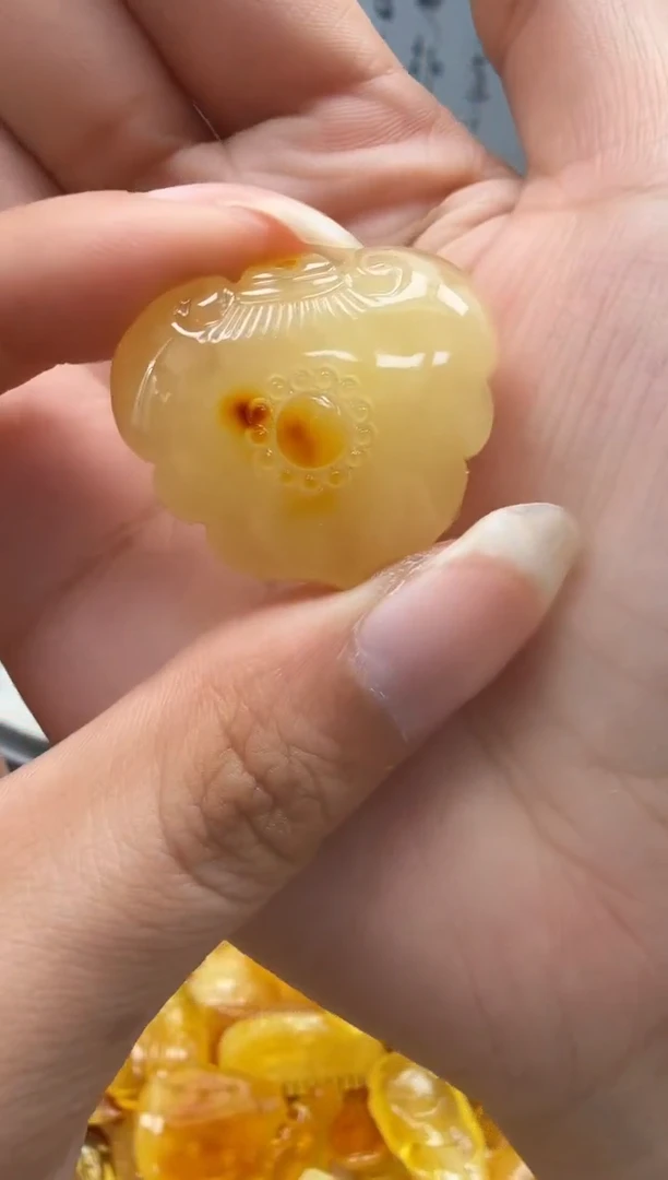 未镶嵌琥珀裸石如图