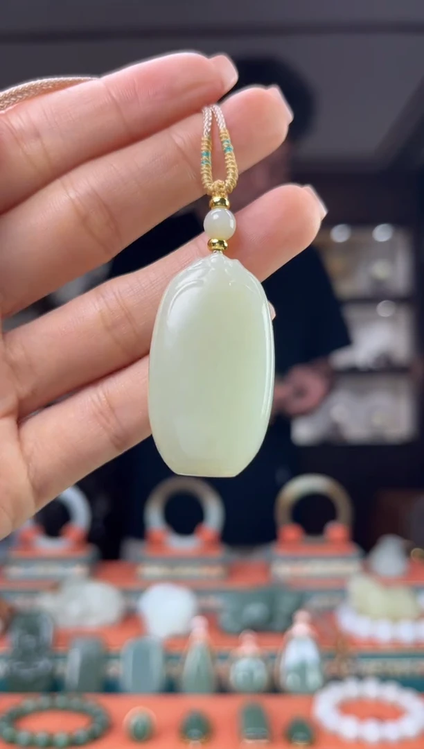 和田玉未镶嵌颈饰佩佩