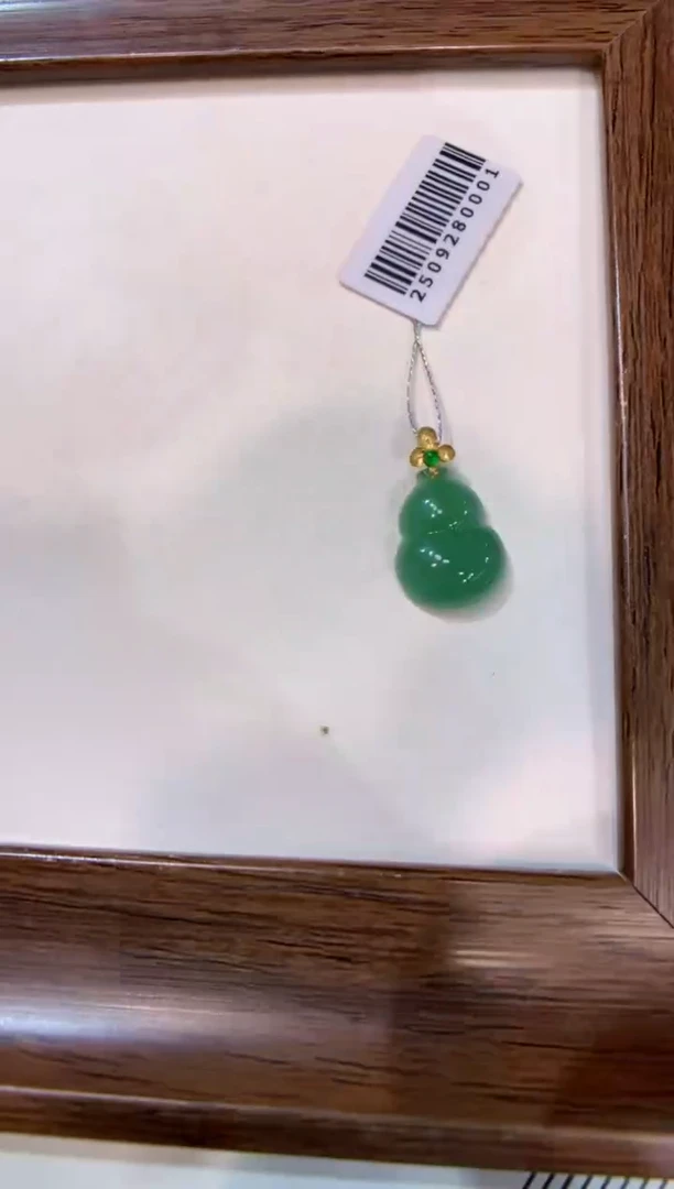 颈饰18K金镶嵌翡翠葫芦