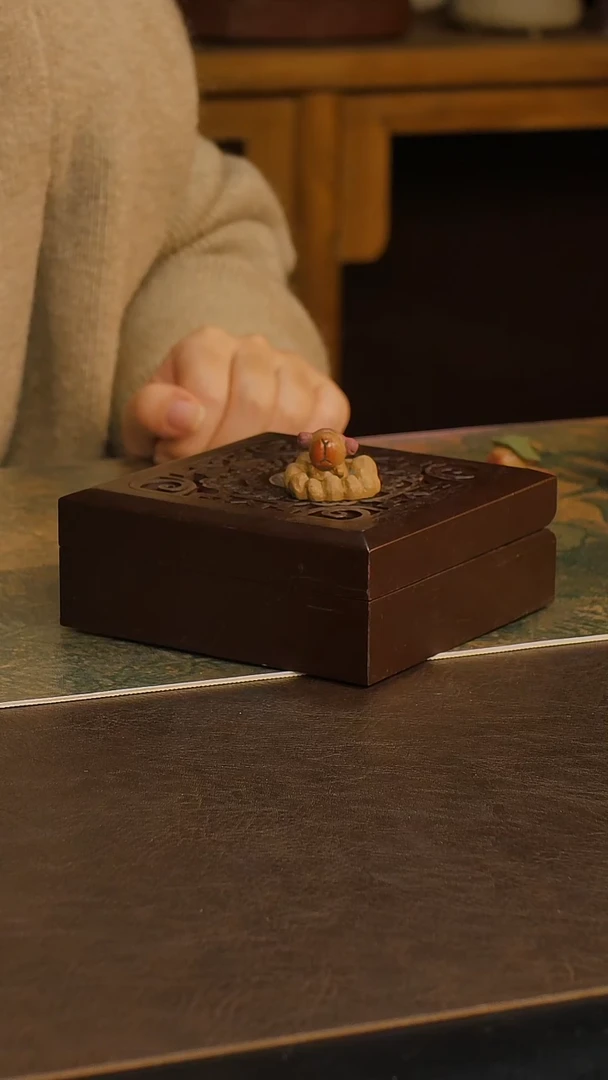 紫砂茶宠泡温泉卡皮巴拉