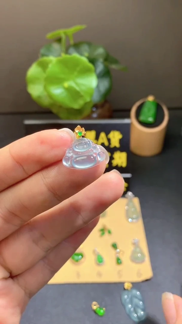 颈饰18K金镶嵌翡翠翡翠A货