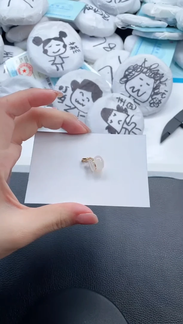 石英质玉未镶嵌颈饰福袋