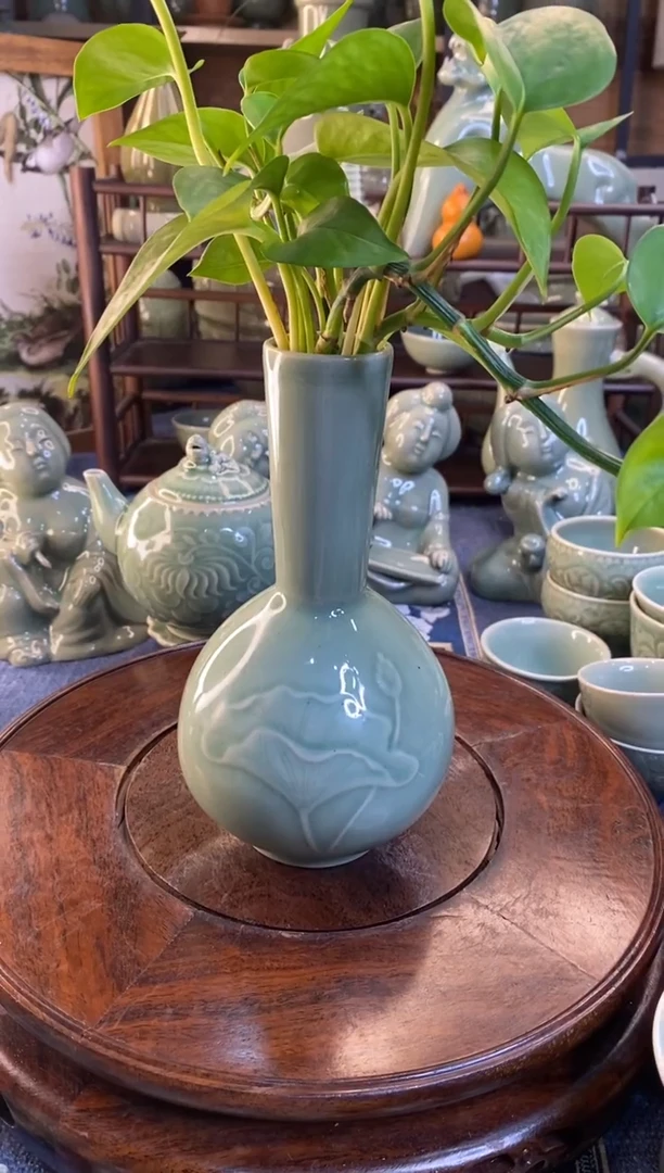 100037 青釉荷花小瓶（有黑点）瑕疵1只