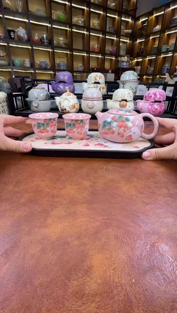 瓷片粉汝草莓兔1西施壶2花口杯+草莓兔盘