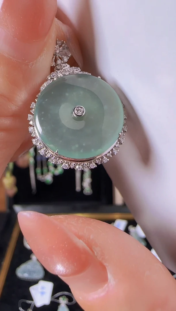 【闪购商品】翡翠吊坠(不含链)18K金镶嵌高冰木拉平安扣